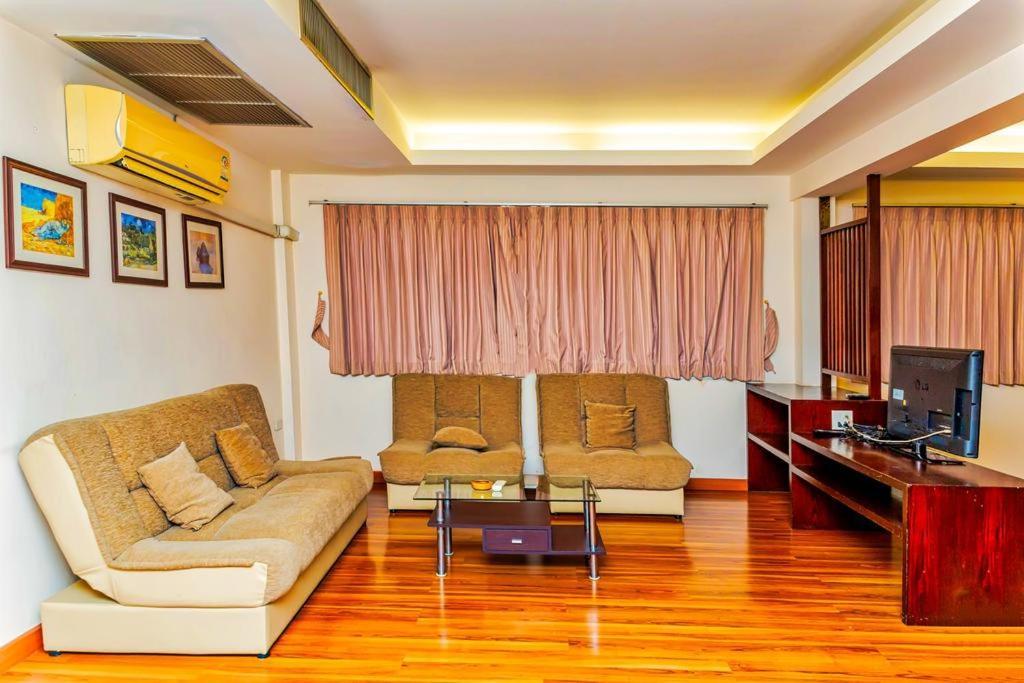 פאטאיה Jolly Guesthouse & Restaurant מראה חיצוני תמונה