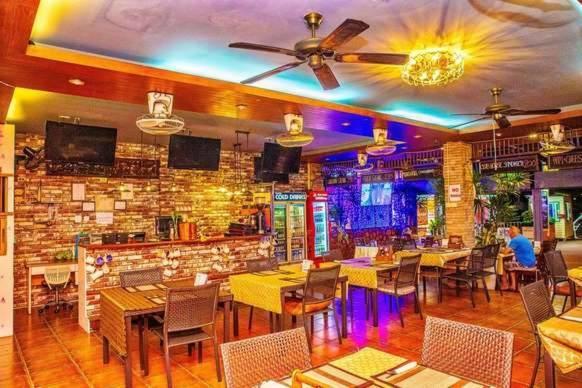 פאטאיה Jolly Guesthouse & Restaurant מראה חיצוני תמונה